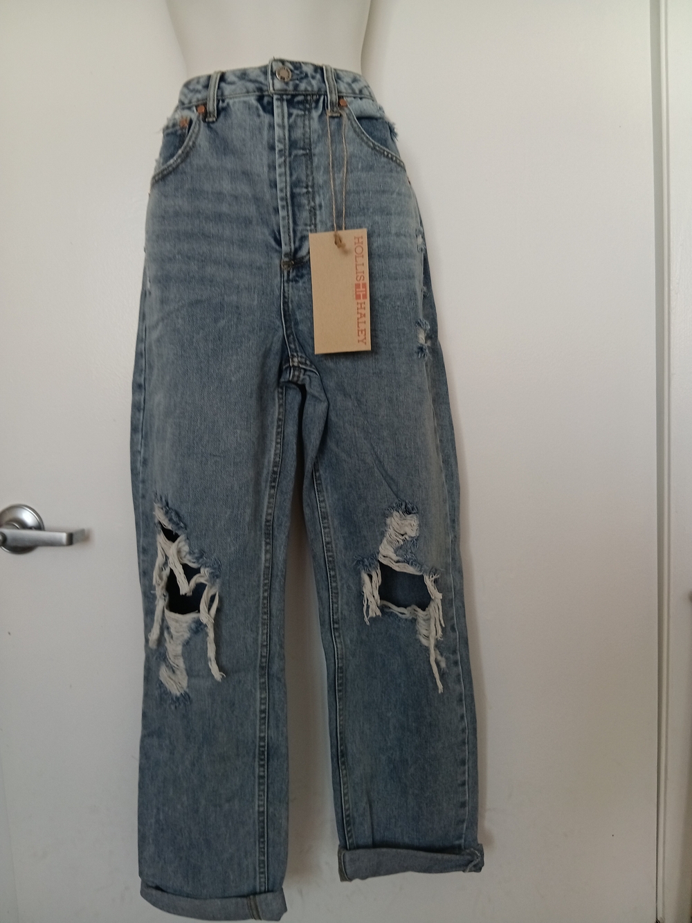 Distressed Boyfriend Jeans in Light Blue Wash